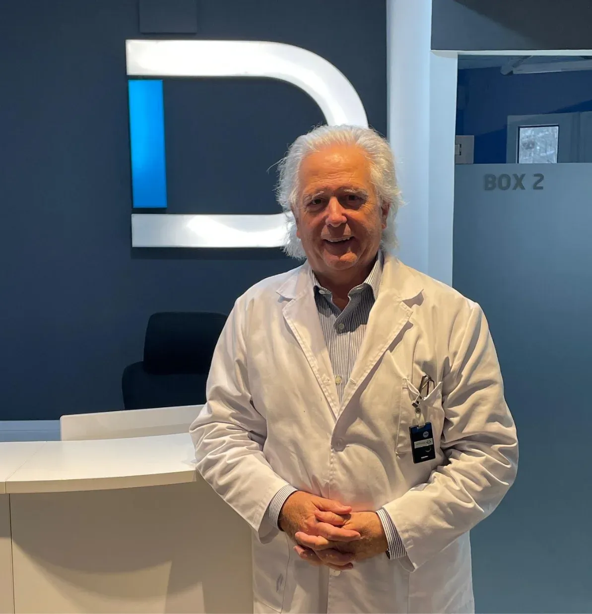 Dr. Luis Lucinio Durán Alarcón, podólogo especialista en cirugía del pie, en la recepción de la clínica