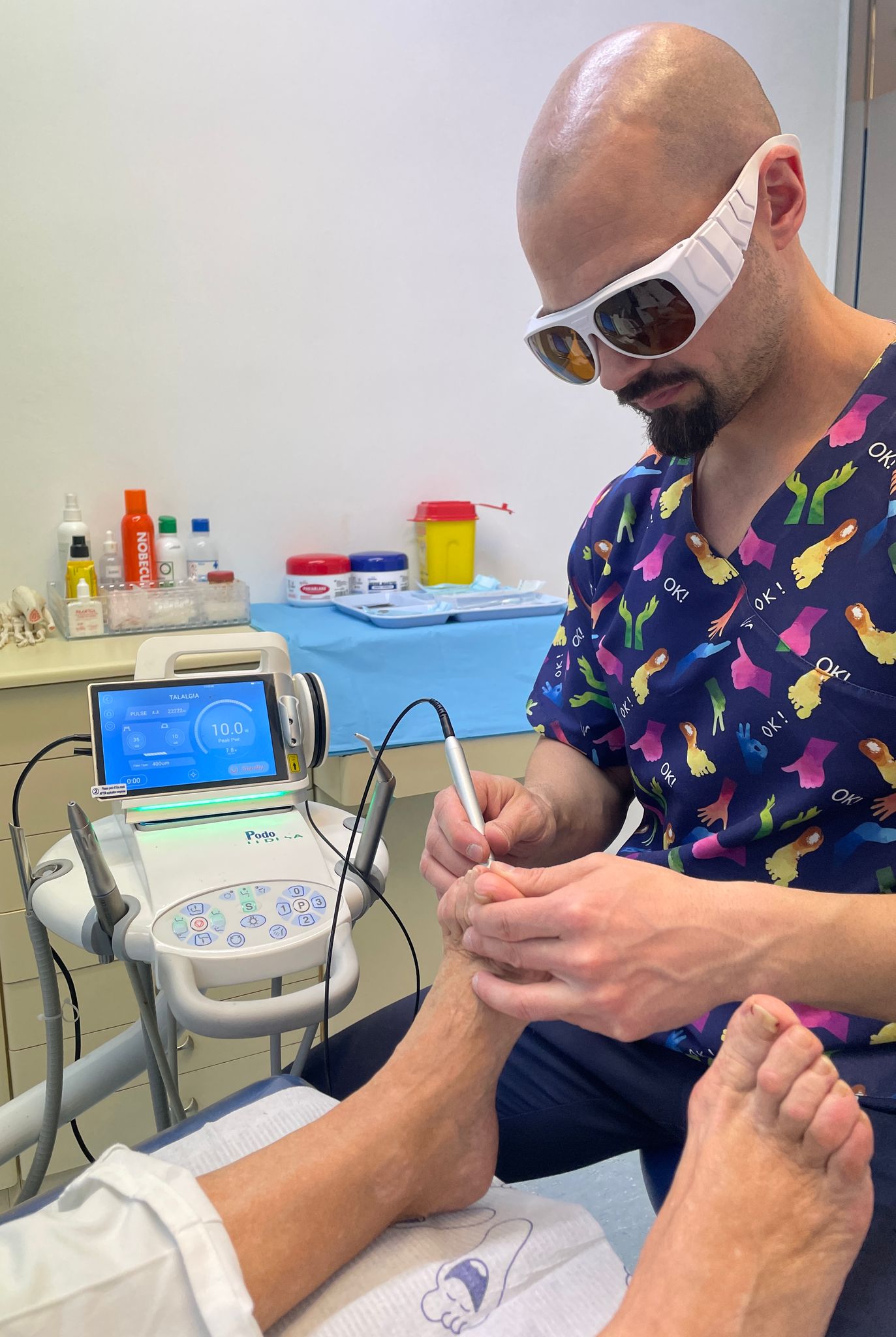 Gregorio haciendo un tratamiento podologico en su clínica en madrid